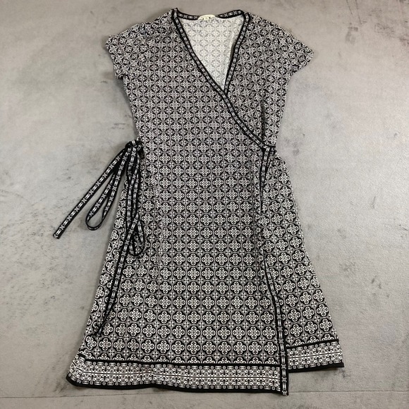 Max Studio Dresses & Skirts - Max Studio Black White Geometric Medallion Print Wrap Dress Size M